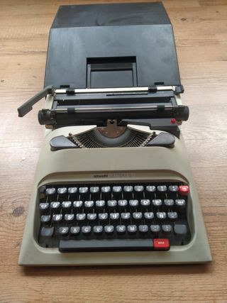 Maquina de escribir olivetti lettera 12