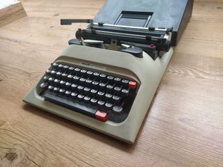 Maquina de escribir olivetti lettera 12