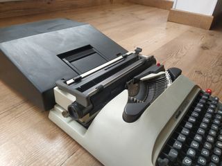 Maquina de escribir olivetti lettera 12