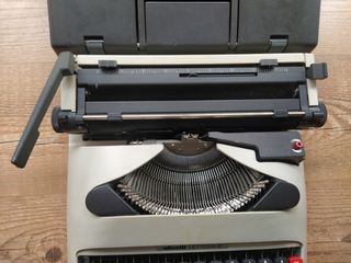 Maquina de escribir olivetti lettera 12