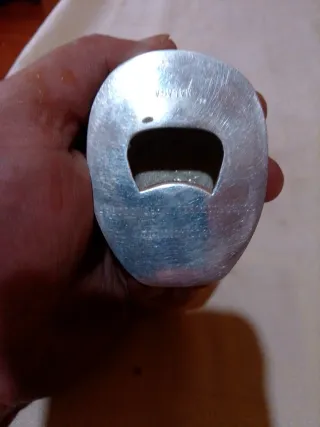 Abridor de botellas casco