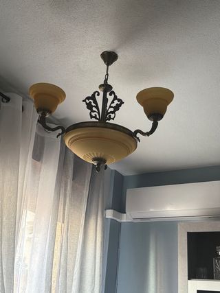 Lámpara de techo dorada y amarilla