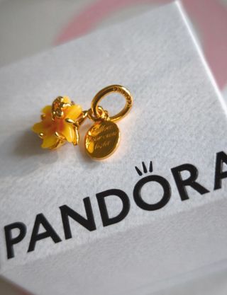 Colgante Flor Pandora Dorado y Amarillo
