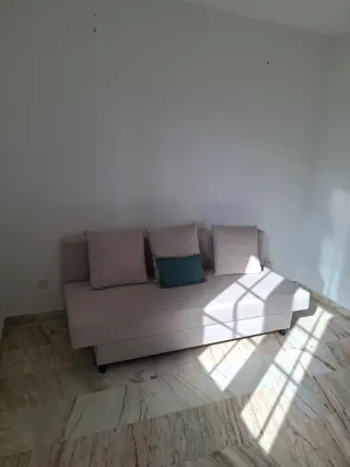 Sofá-cama beige y turquesa