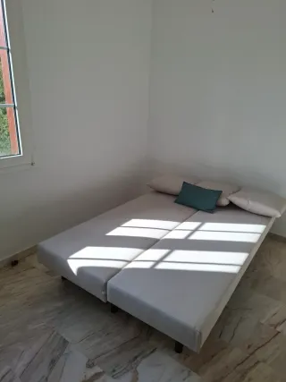 Sofá-cama beige y turquesa