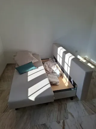 Sofá-cama beige y turquesa