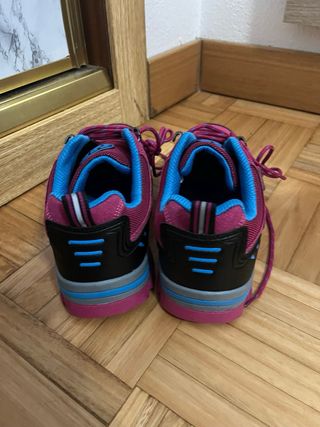 Zapatillas deportivas mujer rosa y azul.