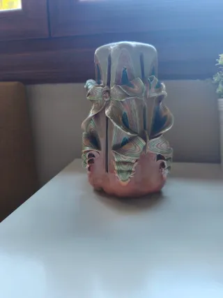 Vela artesanal tallada multicolor