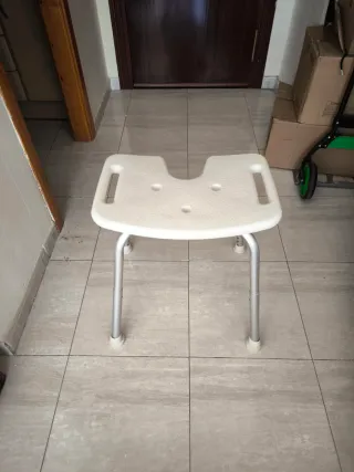 Silla de ducha blanca de plástico, patas metalicas