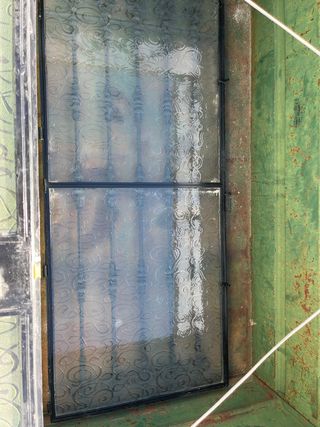 Cancela puerta con cristal completa.