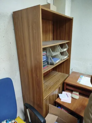 Estantería de madera con cajones