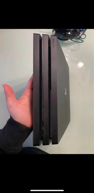 PS4 Pro 1TB + Mando + Cables + 2 Juegos