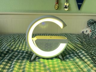 Altavoz G con radio y cargador móvil