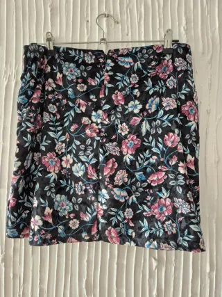 Falda floral negra