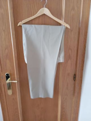 Americana azul y pantalón beige