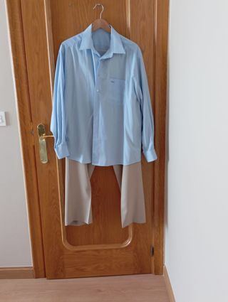 Americana azul y pantalón beige