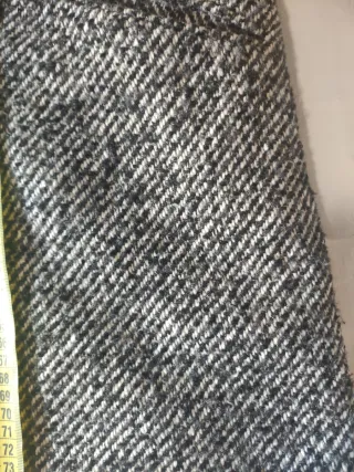 Abrigo gris y blanco