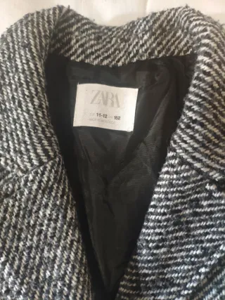 Abrigo gris y blanco