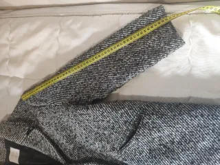 Abrigo gris y blanco