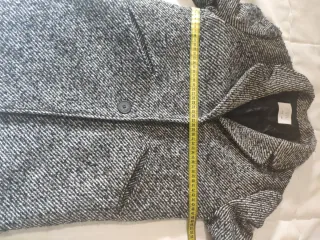 Abrigo gris y blanco