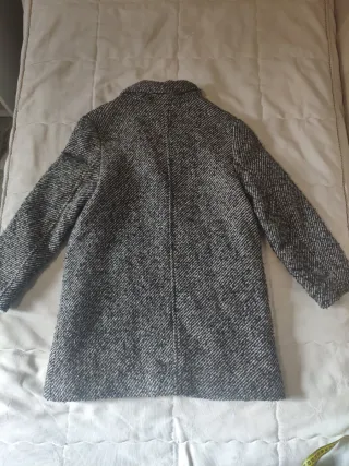 Abrigo gris y blanco