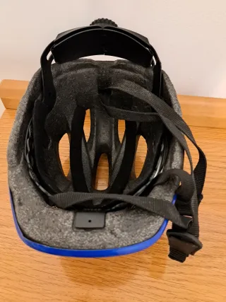 Casco infantil azul con dibujos