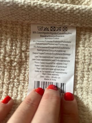 Alfombra pequeña beige tela