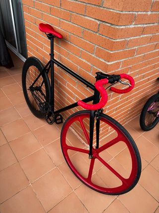 Bicicleta Fixie Negra con Rueda delantera Roja.