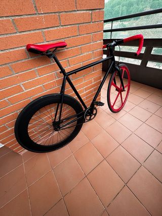 Bicicleta Fixie Negra con Rueda delantera Roja.