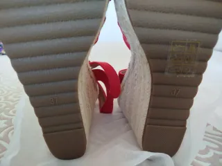 Sandalias cuña rojas y beige