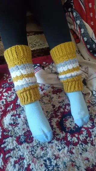 Calentadores de crochet amarillo y gris