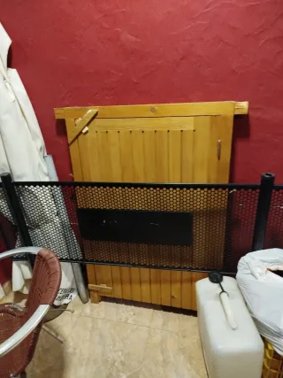 Puerta de madera pequeña