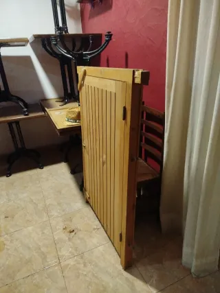 Puerta de madera pequeña