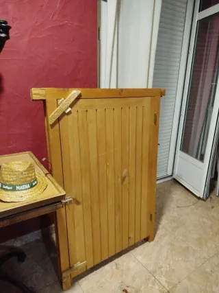 Puerta de madera pequeña