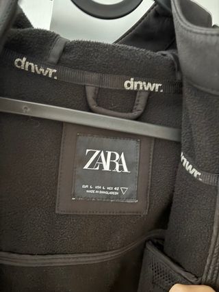 Chaqueta Zara Negra con Capucha