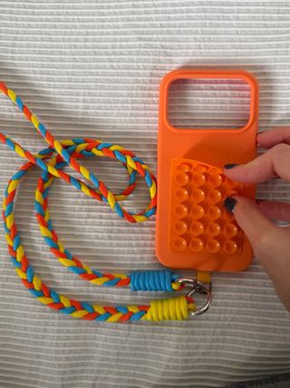 Funda iPhone 17 Pro con correa