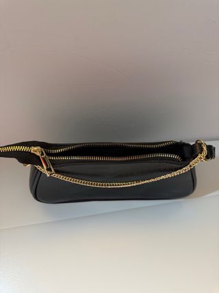 Bolso negro con cadena dorada