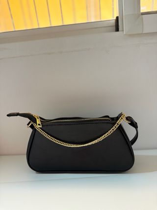 Bolso negro con cadena dorada