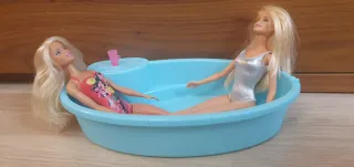 Barbie Piscina y Muñecas