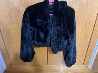 Abrigo de pelo negro con capucha