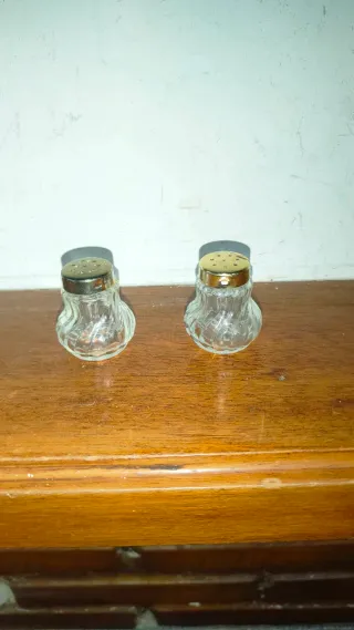 Salero y pimentero latón ingleses cristal