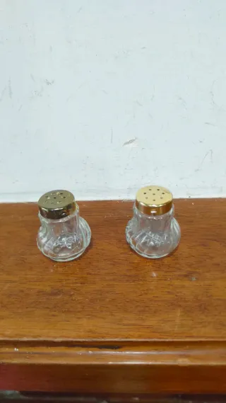 Salero y pimentero latón ingleses cristal