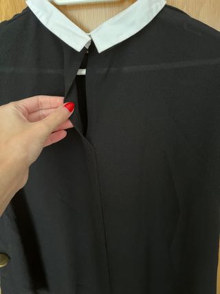 Camisa negra con cuello blanco