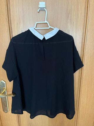 Camisa negra con cuello blanco
