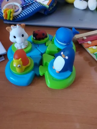 Varios juguetes sin estrenar pero sin su caja.