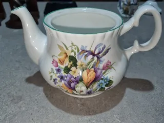 Teiera in porcellana floreale