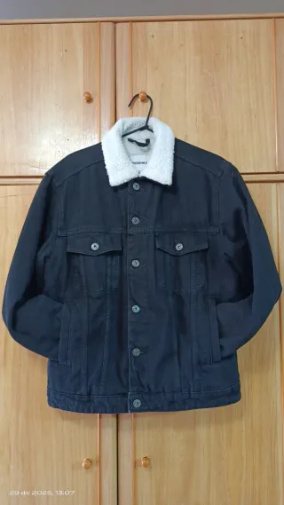 Cazadora vaquera Bershka negra con borreguito