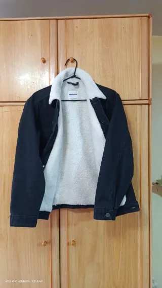 Cazadora vaquera Bershka negra con borreguito