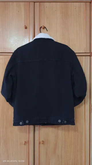 Cazadora vaquera Bershka negra con borreguito