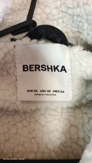 Cazadora vaquera Bershka negra con borreguito
